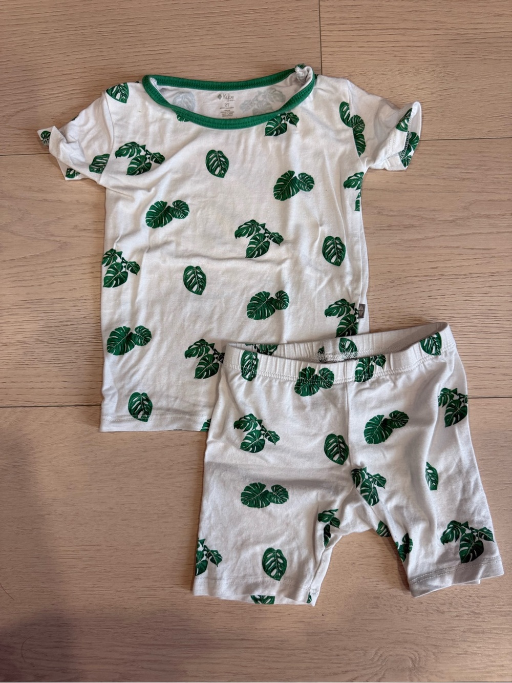 Kyte BABY White Pajama Set with Green Leaf Print | 2T
